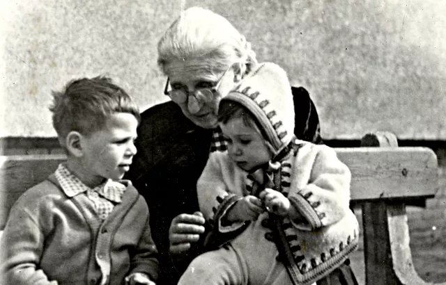 Tevan Rezsõné unokáival