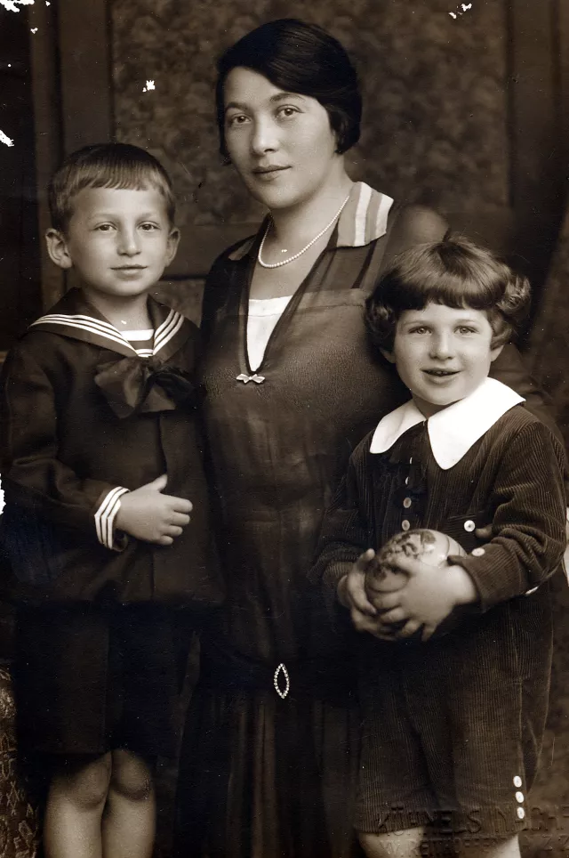 Mutter und zwei Söhne