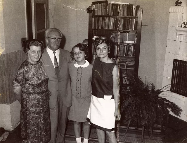 Salo Fiszgrund with his family before emigration
