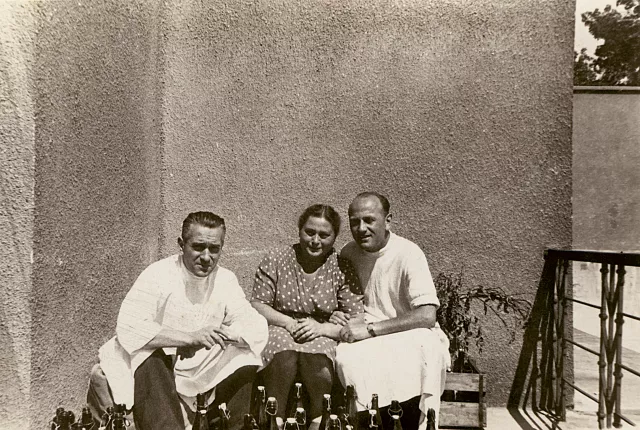 Bronislaw Rozenowicz with his co-workers after the war Bronislaw Rozenowicz with his co-workers after the war