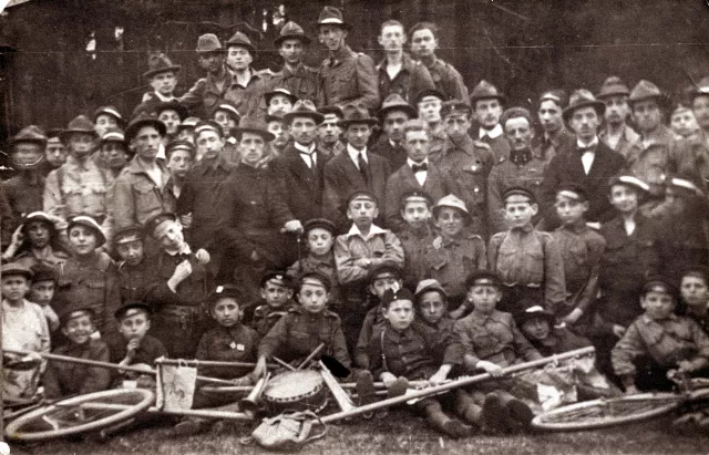 Eliasz Dajbog with a Hashomer Hatzair group