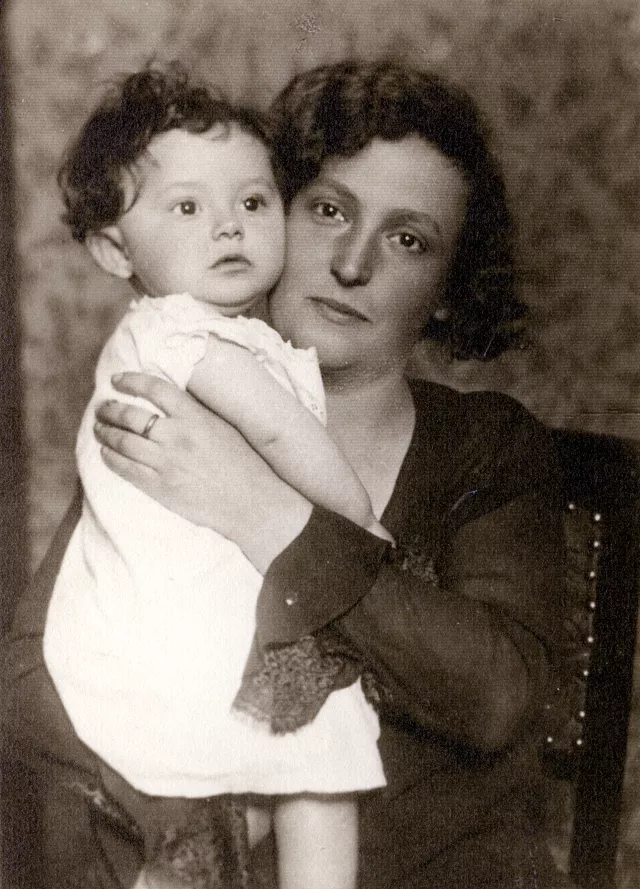 Estera Migdalska with her mother Sara Dajbog