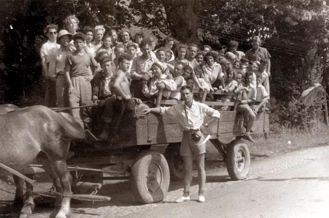 Estera Migdalska with the Jewish orphans on harvest action in Ustka