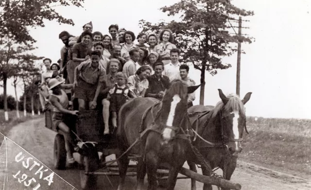 Estera Migdalska with the Jewish orphans on harvest action in Ustka