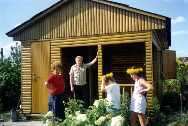 Estera Migdalska with her husband and uncle Noach's granddaughters