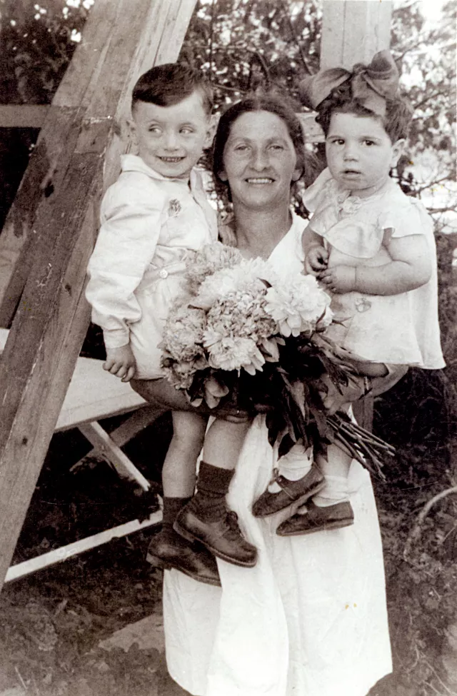 Gustawa Birencwajg with children from a nursery