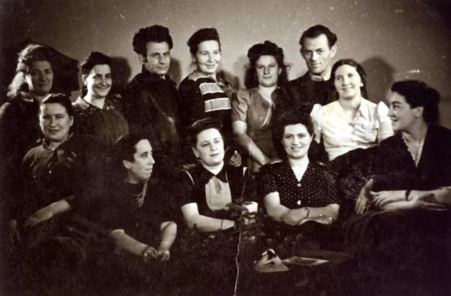 Gustawa Birencwajg with friends