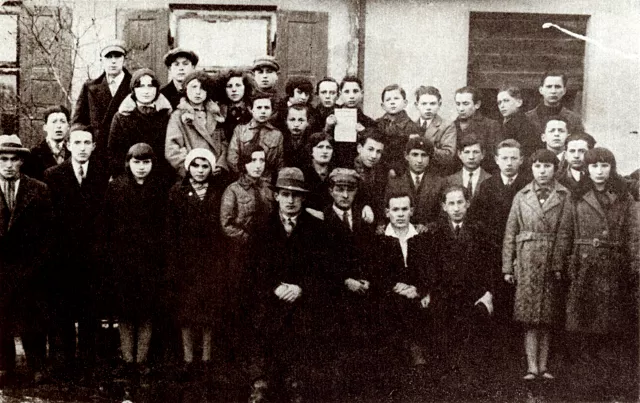Henryk Prajs with a group of Frayhayt members in Gora Kalwaria