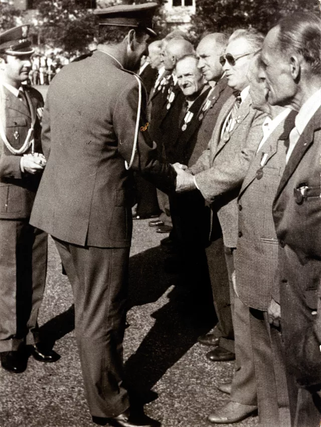 Henryk Prajs being awarded a medal