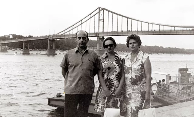 Aron Perelmut with his family