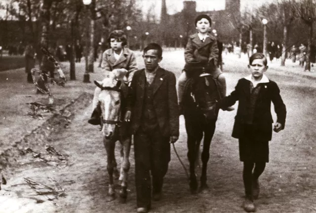 Jerzy Pikielny and his cousin Henryk Pikielny in Poniatowski Park in Lodz