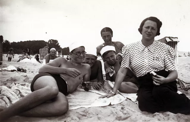 Jerzy Pikielny on holiday with family and friends