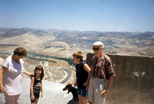 Leon Glazer and his wife Julia with their grandchildren