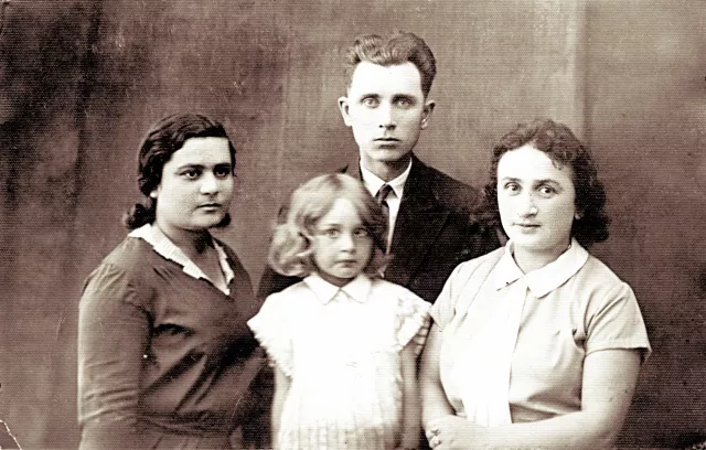 Rywa Yavnai with relatives