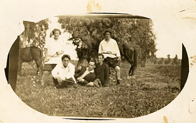 Rywa Yavnai with friends