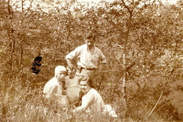 Rywa Yavnai with friends