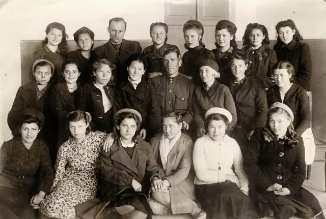 Rena Michalowska's school class in Tashkent
