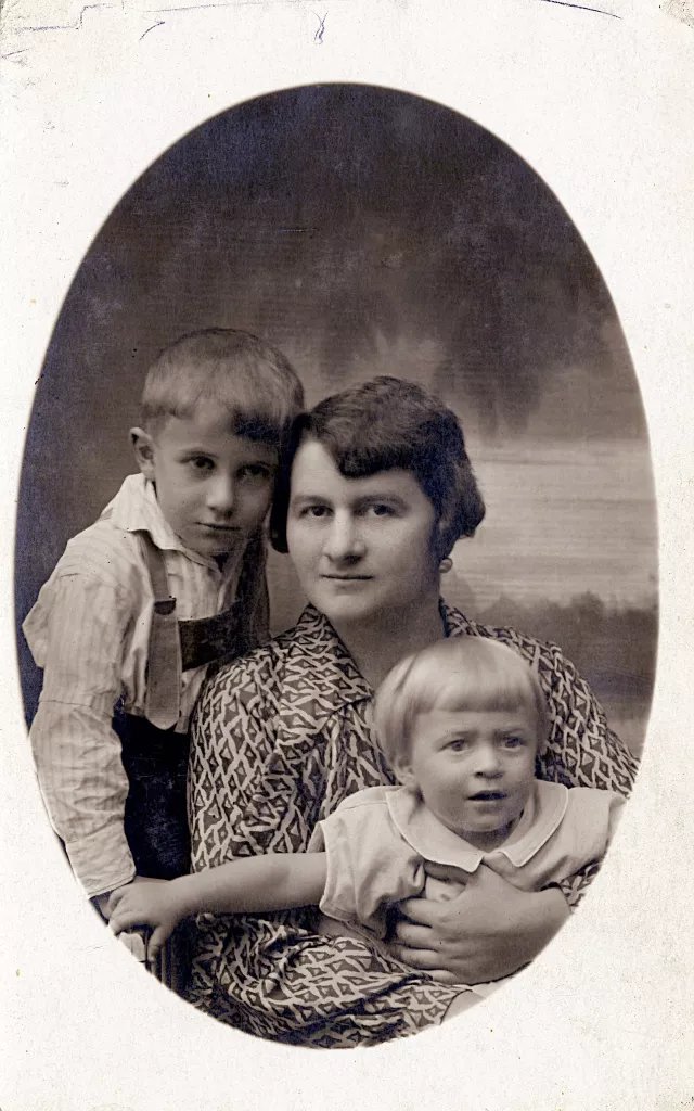 Rozalia Silberring with her sons Adam and Ludwik Rozalia Silberring with her sons Adam and Ludwik