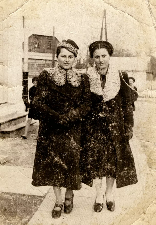 Rachela Steinhendler with a friend Rachela Steinhendler with a friend