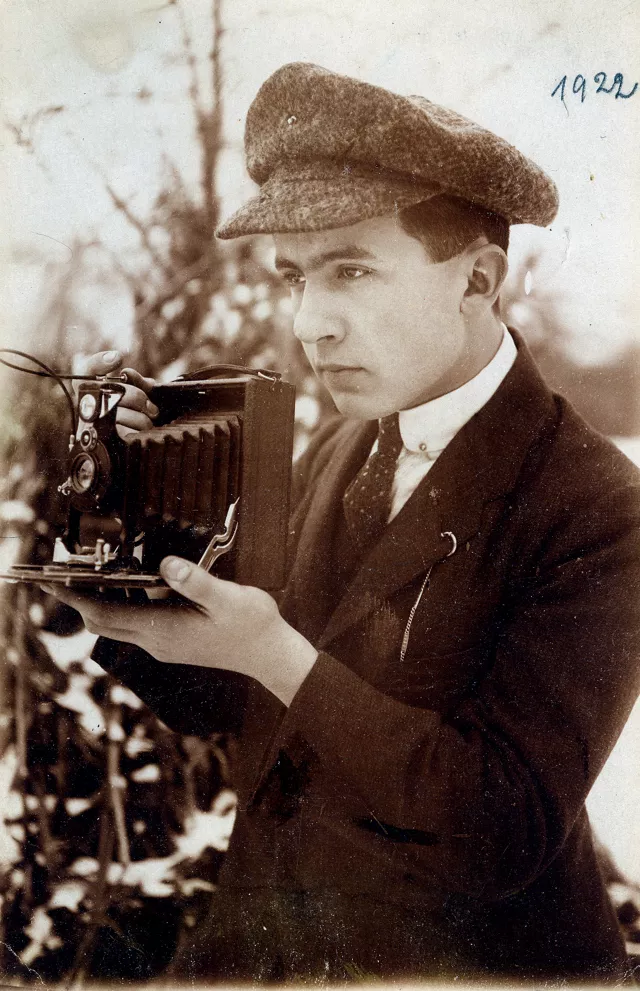 Fiú fényképezõgéppel