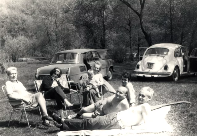 Gáspár Anna Éva és András pikniken barátokkal