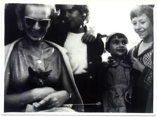 Gáspár Anna Éva a szomszéd gyerekekkel