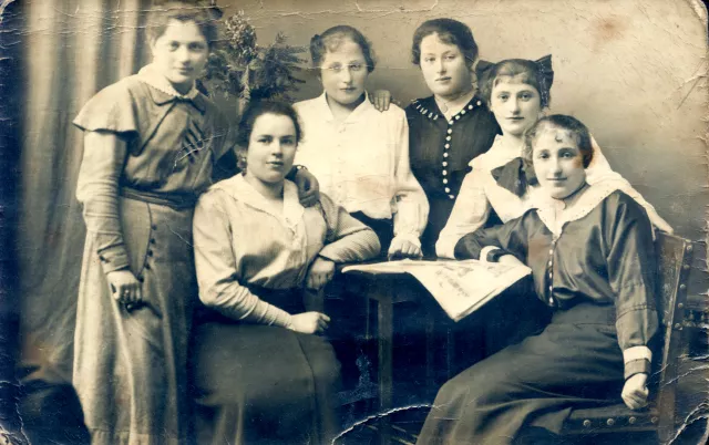 Málek Izidorné és Vogel Fislné barátnõkkel