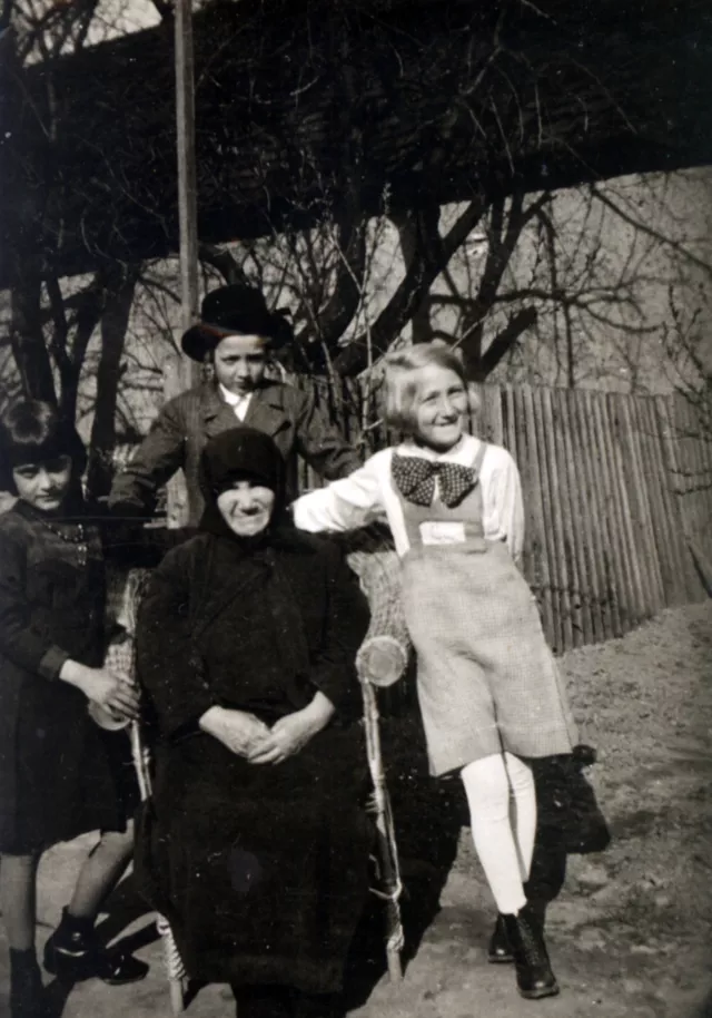 Braha Moskovits with her granddaughter Rashela Katz Braha Moskovits with her granddaughter Rashela Katz