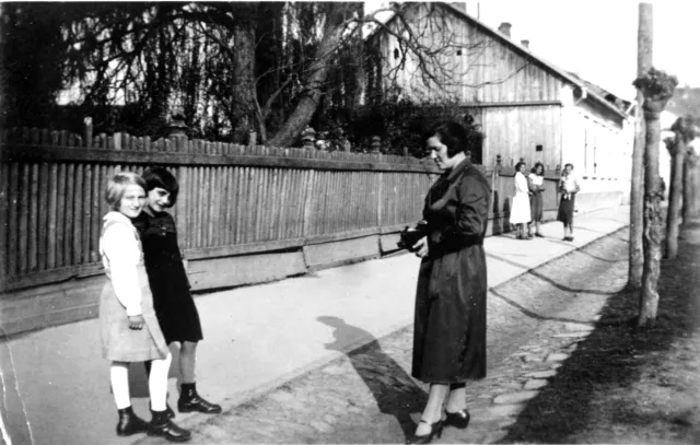 Olga Jakobovics with her daughter Rashela Katz Olga Jakobovics with her daughter Rashela Katz
