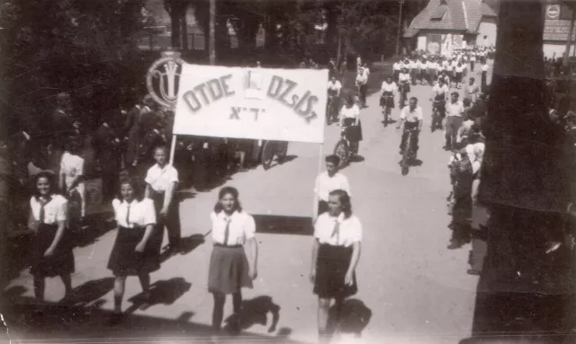 Székely Sára május elseji felvonuláson