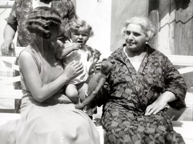 Trude Scheuer mit ihrer Mutter Rosa und Großmutter Juli Barchelis Trude Scheuer mit ihrer Mutter Rosa und Großmutter Juli Barchelis