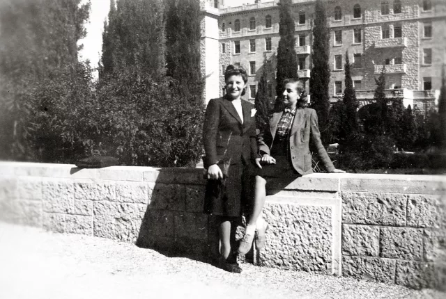 Trude Scheuer mit ihrer Mutter Rosa Trude Scheuer mit ihrer Mutter Rosa