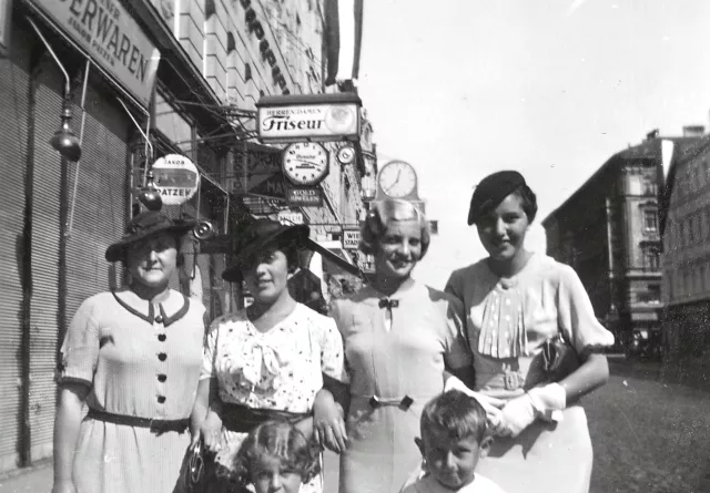 Trude Scheuer mit ihrer Familie vor dem Krieg in Wien Trude Scheuer mit ihrer Familie vor dem Krieg in Wien