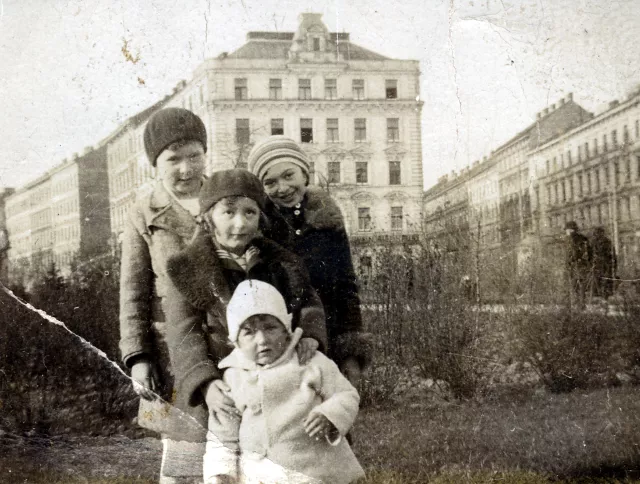 Trude Barchelis mit Kurt und Fred Gottesdiener am Donaukanal Trude Barchelis mit Kurt und Fred Gottesdiener am Donaukanal
