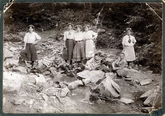 Familie Barchelis bei einem Ausflug Familie Barchelis bei einem Ausflug