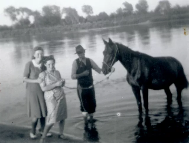 Hilda Neumannová a negyedi halastó partján Hilda Neumannová a negyedi halastó partján