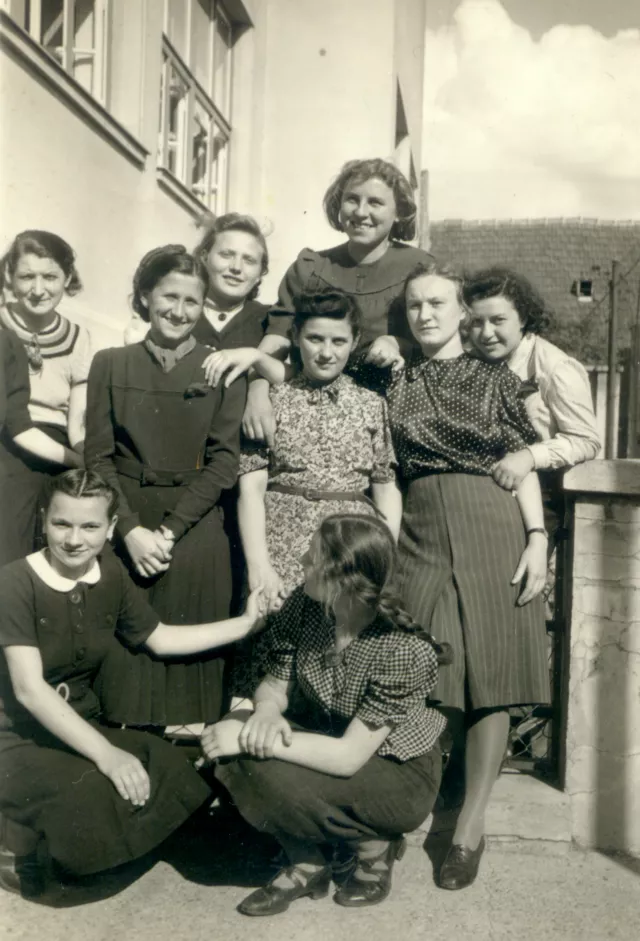 Hilda Neumannová és barátnõi a Flenger Nõi Ipariskola épülete elõtt Hilda Neumannová és barátnõi a Flenger Nõi Ipariskola épülete elõtt