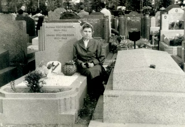 Neumann Ilona  Hochbergerék sírjánál