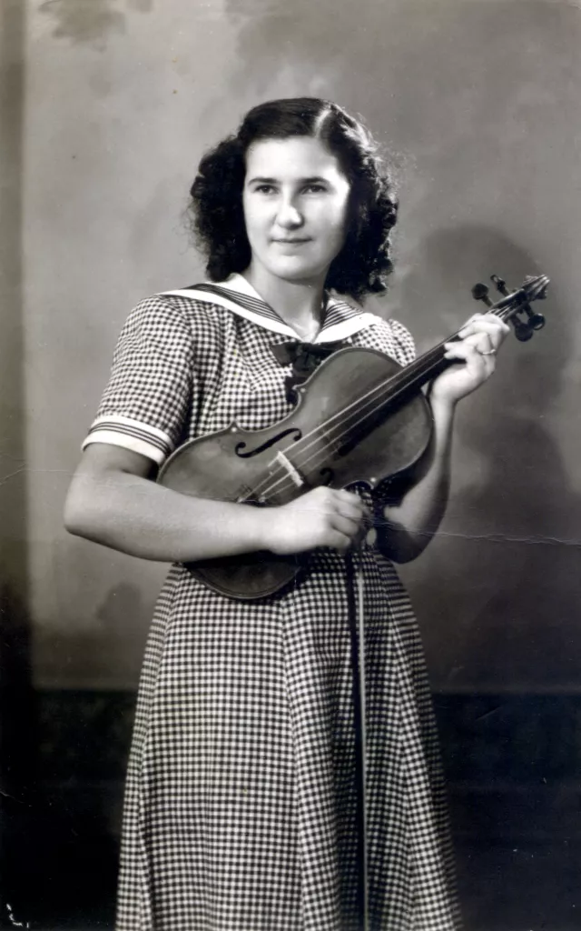 Irena Schultzová hegedûvel a kezében Irena Schultzová hegedûvel a kezében