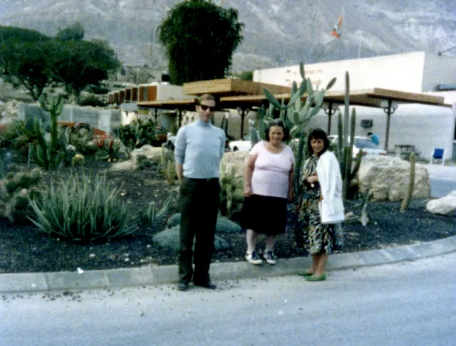 Hilda Neumannová, a lánya és Bernard Róbert egy kibuc bejárátánál
