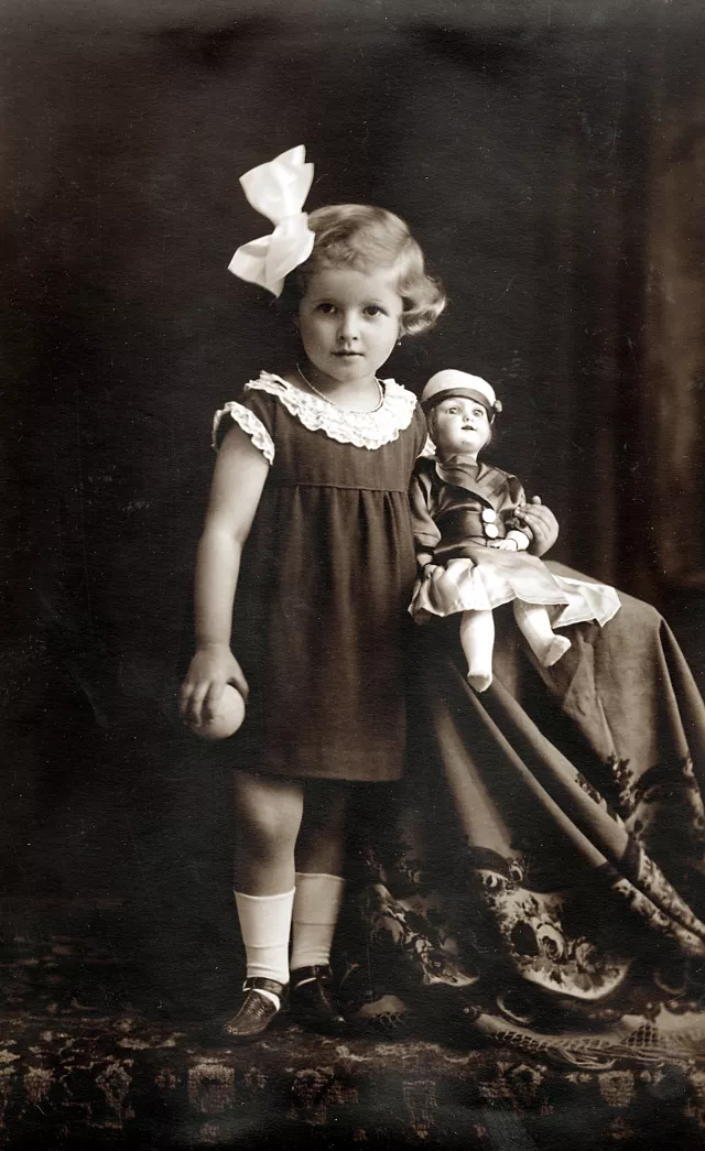 Vera Stulberger als kleines Mädchen Vera Stulberger als kleines Mädchen