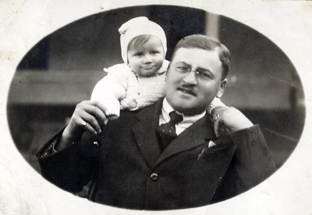 Ich als Baby mit meinem Vater