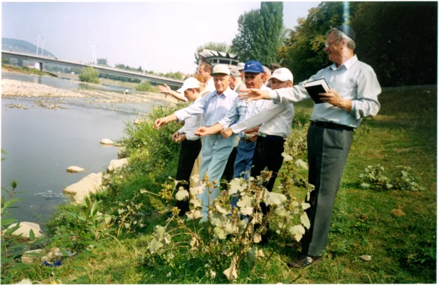 Wieder Ernõ és a hitközség tagjai táslichkor