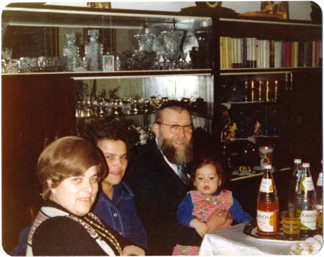 Schwimmer Jenõné, a húga és a húg családja