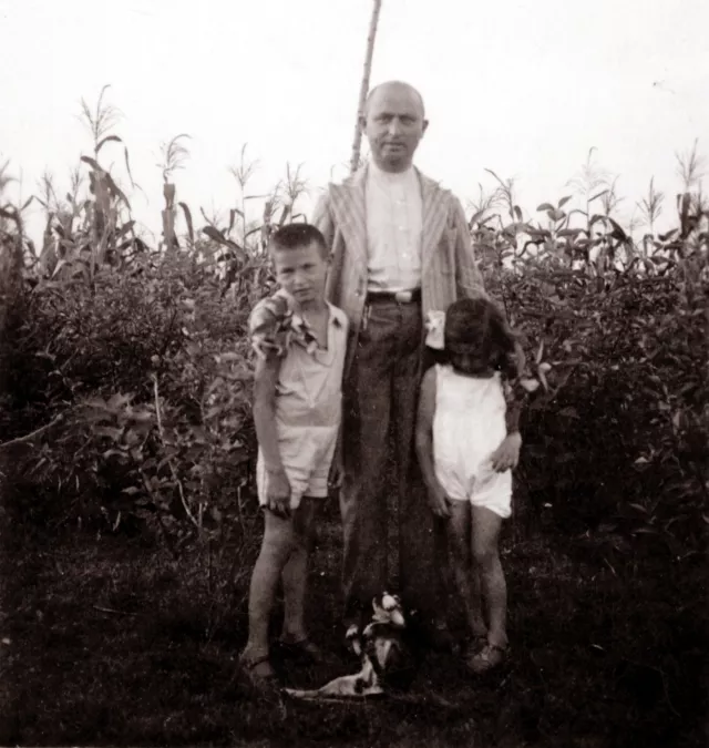 Magdalena Berger's father David Grossberger with his children