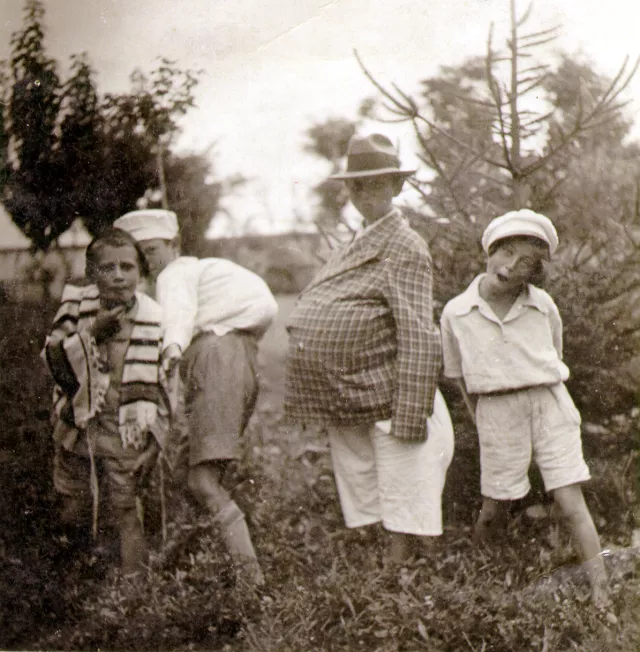 Magdalena Berger and her brother Andrija Grossberger with cousins
