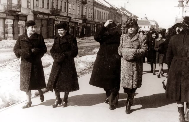 Magdalena Berger's father David Grossberger, his second wife Joli with friends
