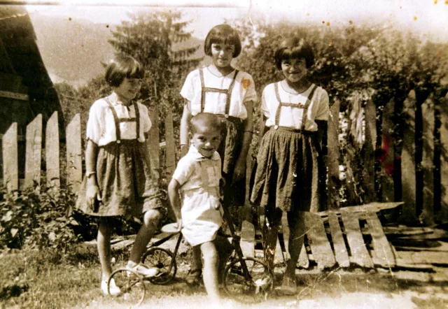 Rahela Perisic's sisters Judita and Flora Albahari and brother Moric Albahari