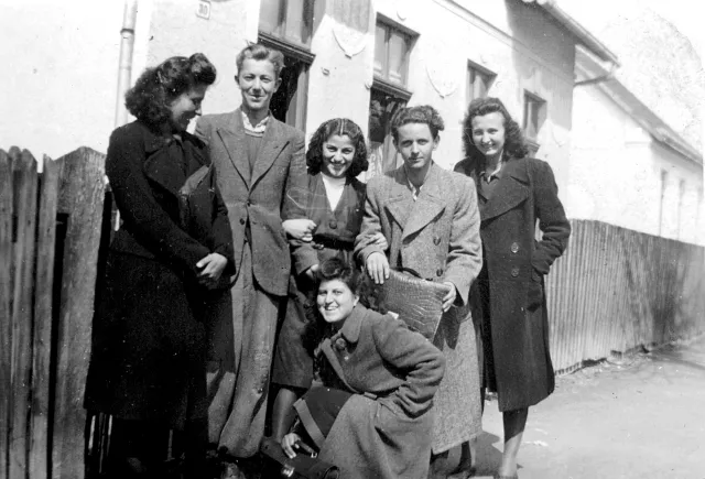 Rahela Perisic and her friends Rahela Perisic and her friends