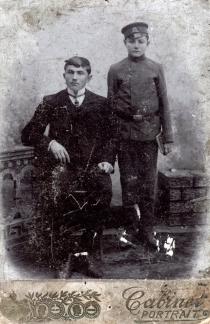 Solomon Tsyrulnik with an acquaintance